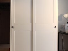 Dulap IKEA de haine cu usi glisante, alb –118x55x199 cm