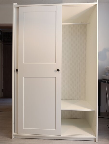 Dulap IKEA de haine cu usi glisante, alb –118x55x199 cm